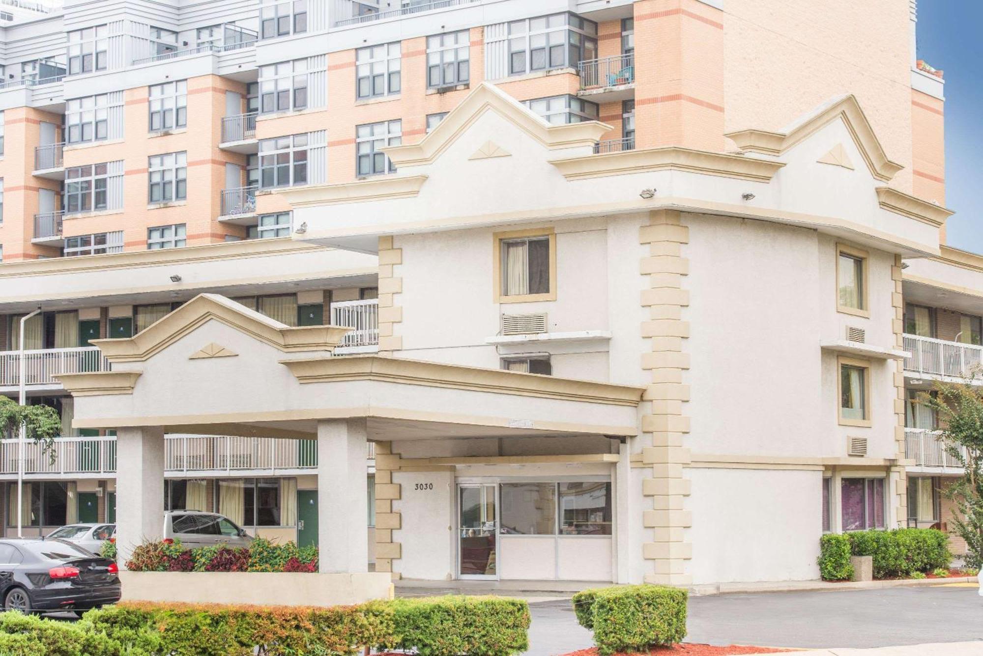 Staying Near Kennedy Center: 5 Airport Hotels Compared