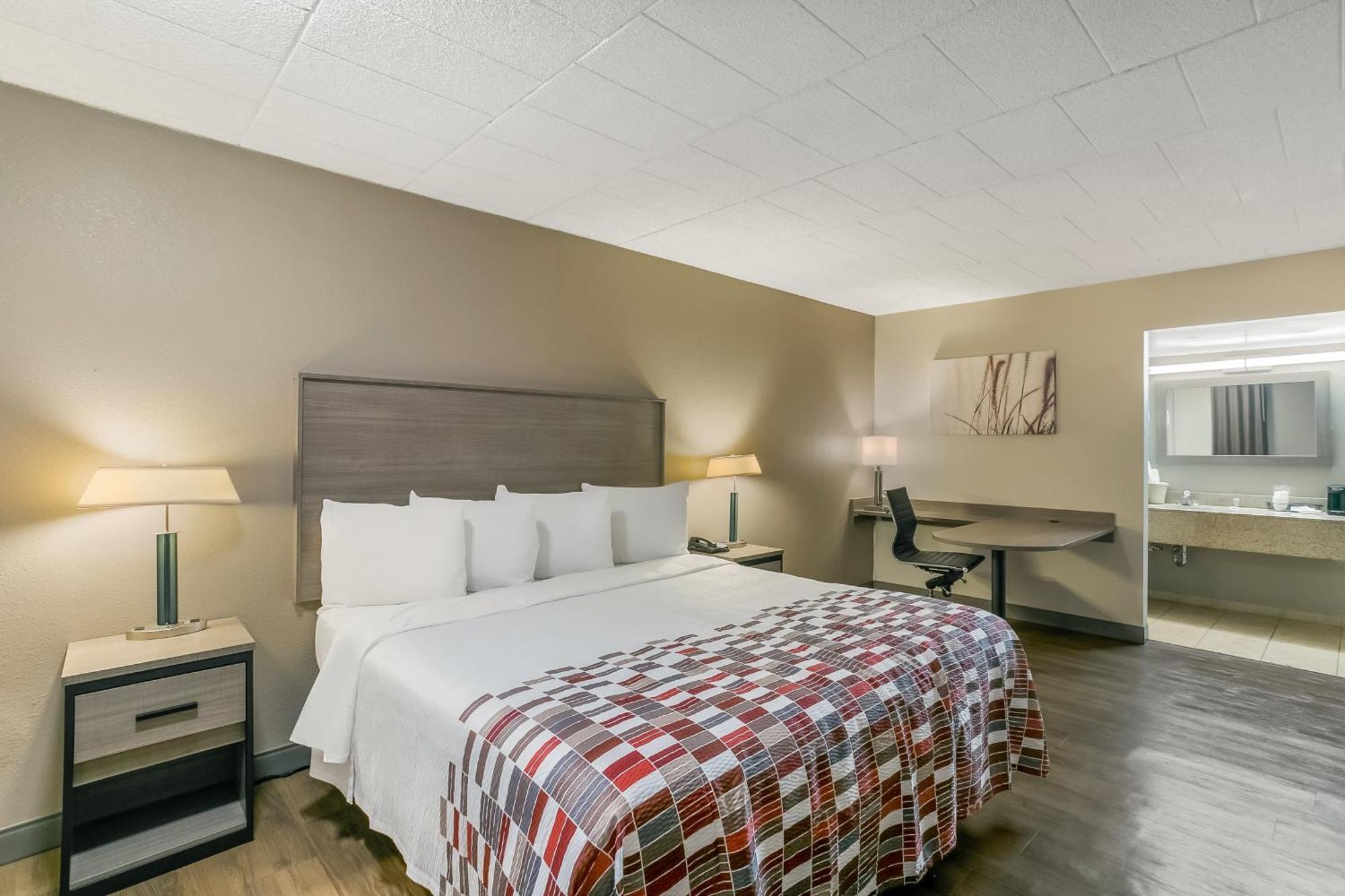 Staying Near Irvin Luckman Memorial Park: 2 Golf Hotels Compared