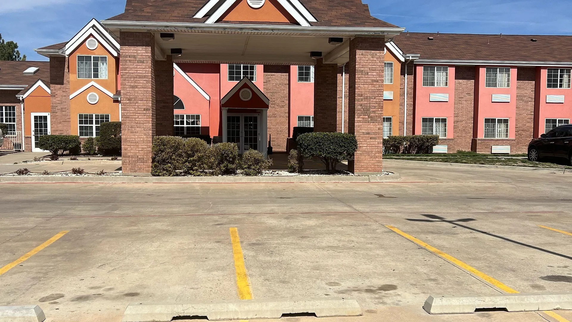 12 Business Hotels Close to Harrington House Historic Home