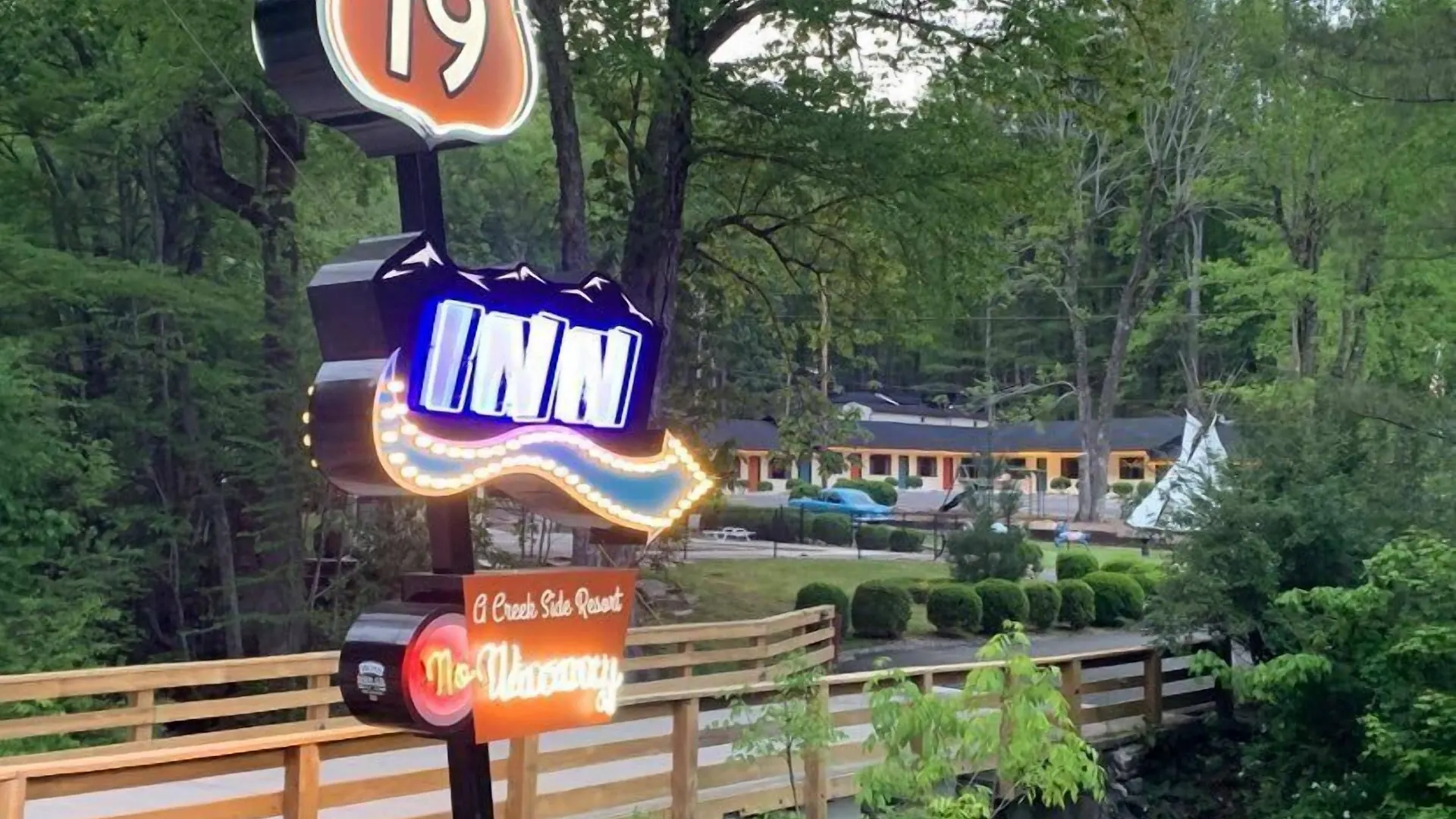4 Budget Hotels Near Mini-Aplois Grand Prix Worth Booking