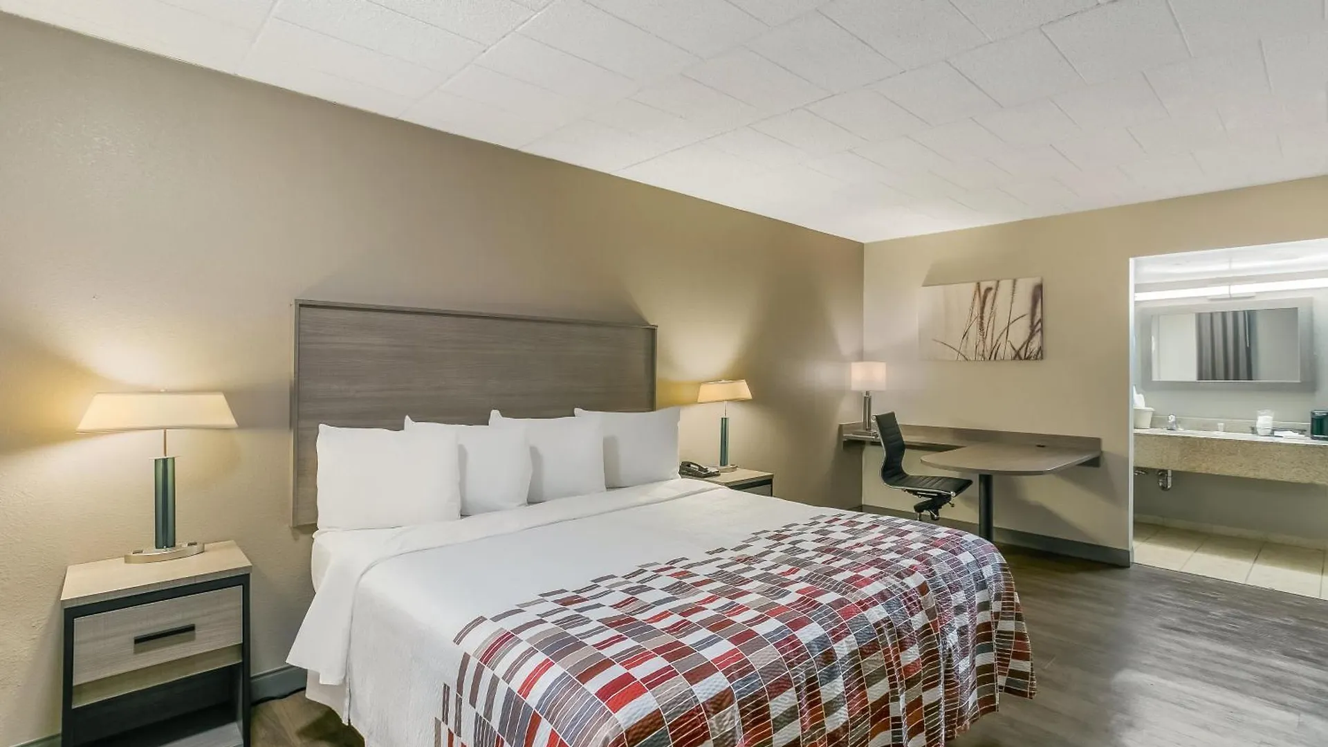 Staying Near Irvin Luckman Memorial Park: 2 Golf Hotels Compared