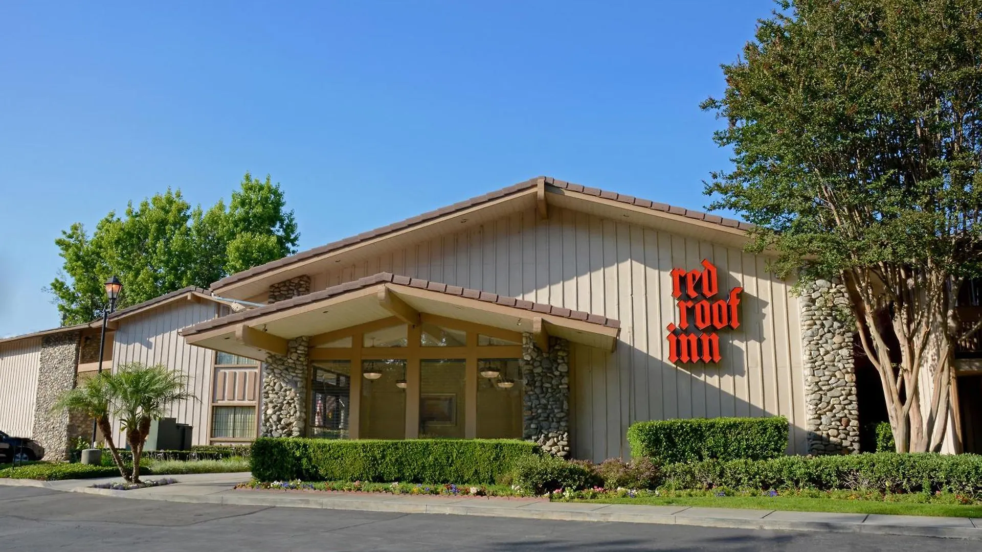 Staying Near Eastland Shopping Center: 4 Budget Hotels Compared